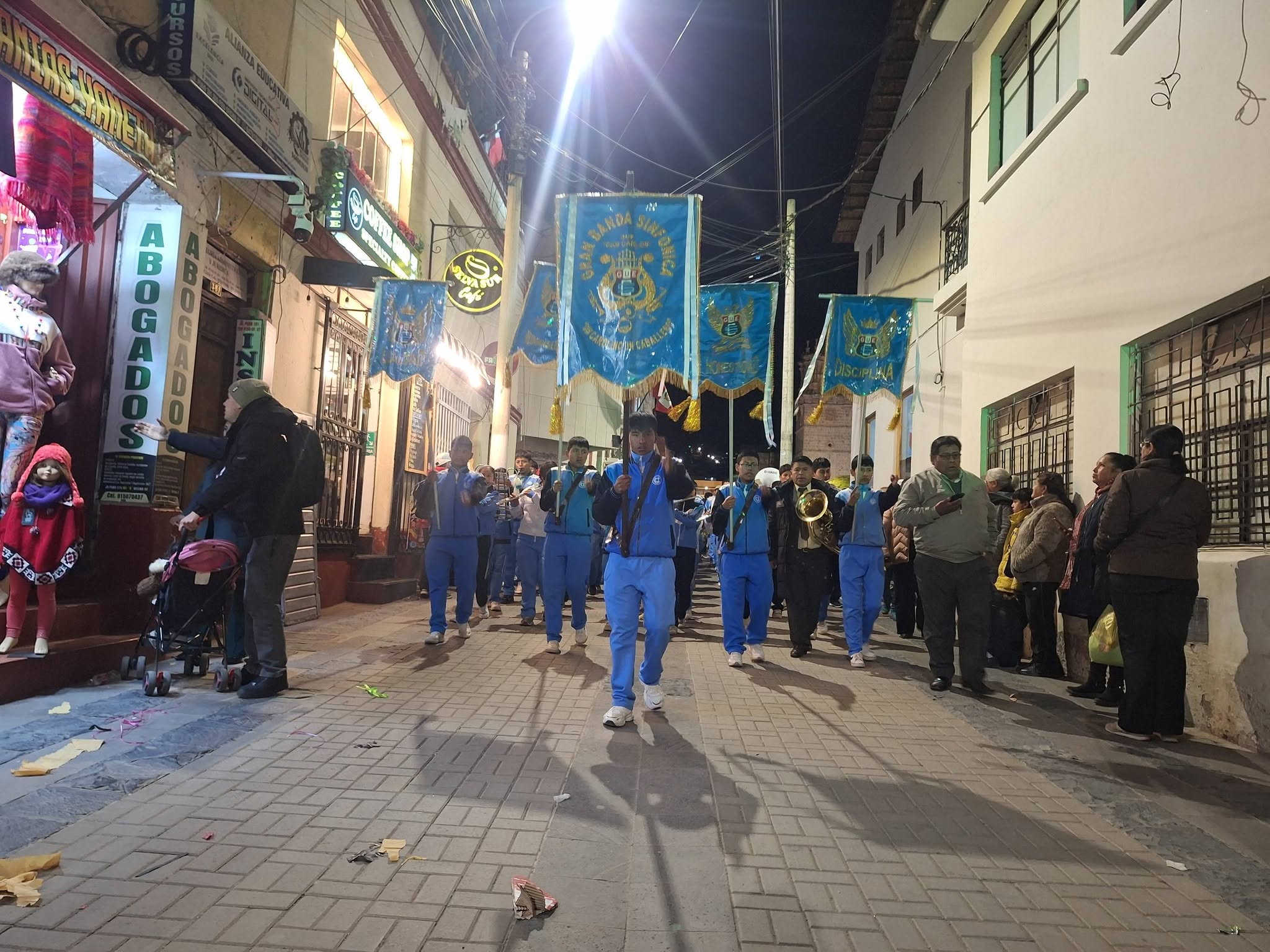 Puno se viste de gala: Con carros alegóricos y derroche de creatividad, la G.U.E. San Carlos celebró sus 201 años