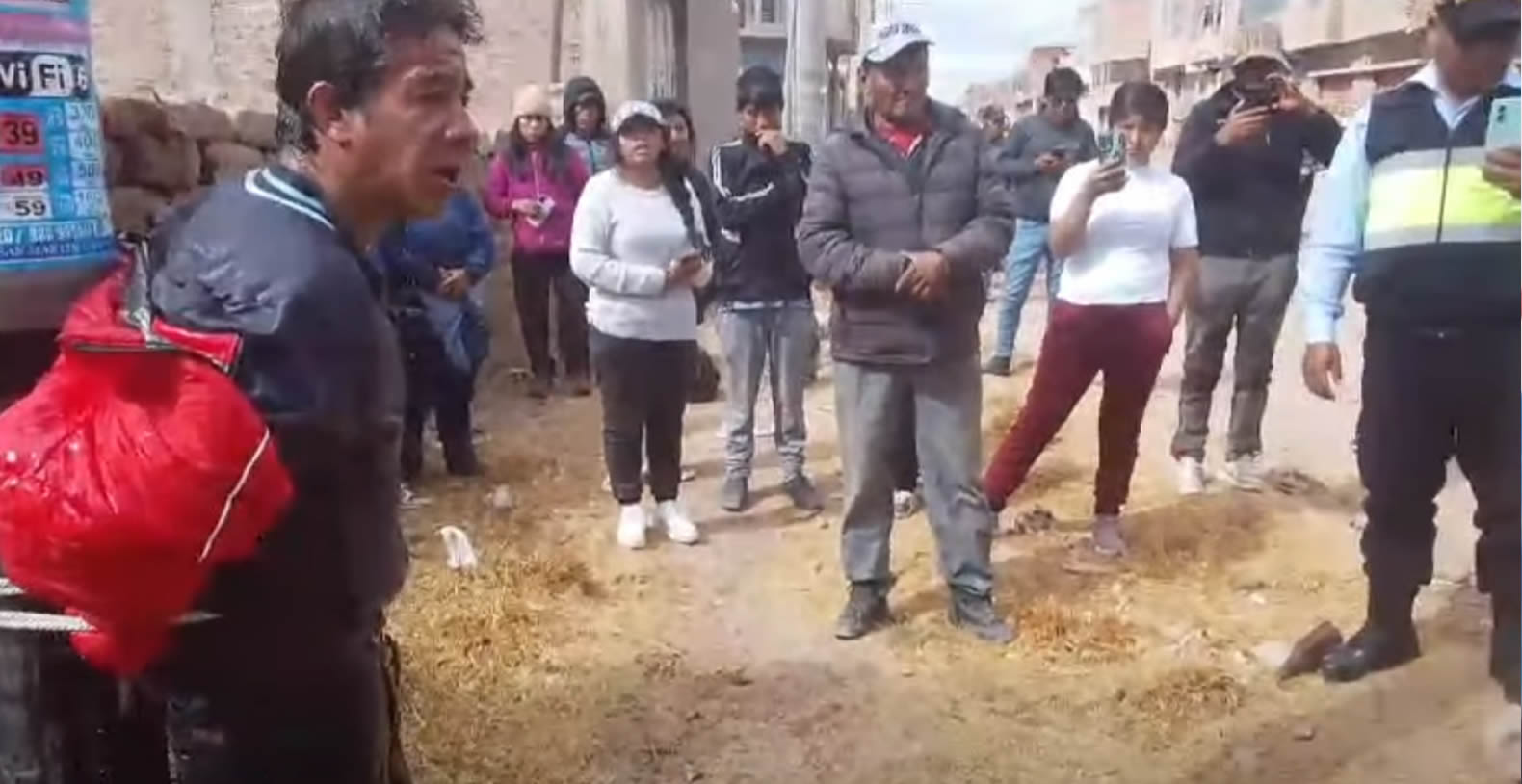 Juliaca: Vecinos atan a un poste a presunto delincuente que ingresó a una vivienda
