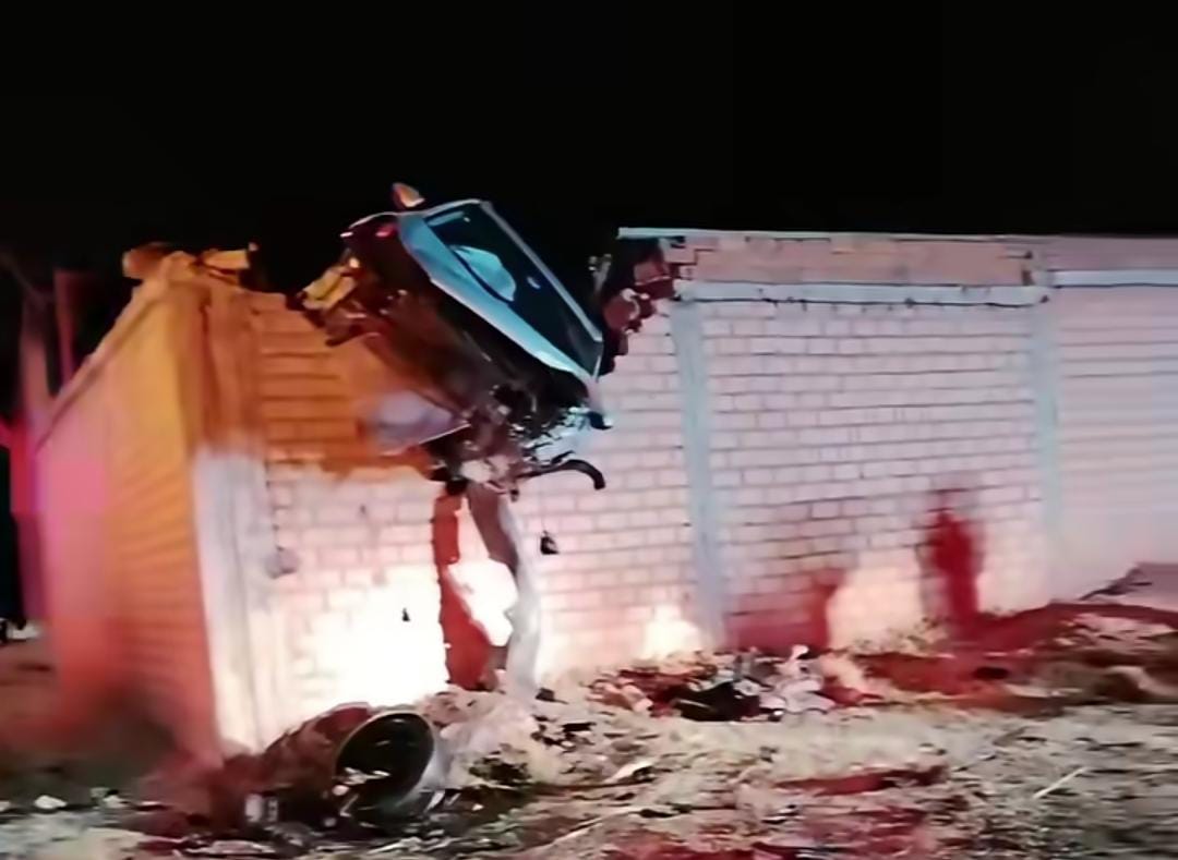 Foto de Vehículo termina sobre muro tras persecución policial en la vía Puno–Chucuito